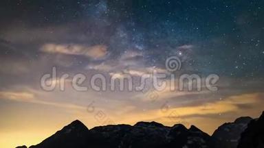 时间流逝的银河和星空旋转在雄伟的意大利阿尔卑斯山在夏季。 白雪皑皑的山峰